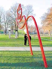 Escultura instalada no parque Bercy, situado prximo  Biblioteca Nacional da Frana, em Paris 