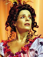 Atriz Helena Ranaldi na peça "As Preciosas Ridículas"