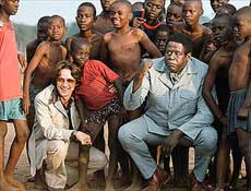 Whitaker e McAvoy com crianas ugandenses que participaram das filmagens; veja fotos