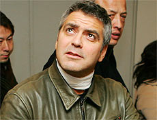 Ator americano George Clooney diz que precisa se defender por ser americano