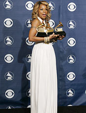 Mary J. Blige exibe seus Grammys<BR>