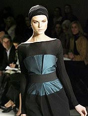 Modelo usa coleo de Donna Karan na Semana de Moda em NY