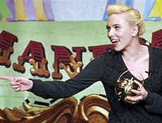 Atriz Scarlett Johansson recebe o "Hasty Pudding Pot", homenageada por Harvard