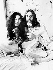 John Lennon e Yoko Ono posam em hotel, em Amsterd (Holanda)