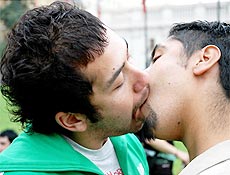 Homens se beijam durante parada de Santiago, na Alameda, principal via da capital chilena