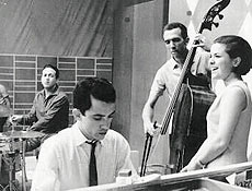 Zimbo Trio em 1964: Amilton Godoy (piano), Luiz Chaves (contrabaixo) e Rubens Barsotti (bateria) com Elis Regina (dir.)
