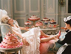 Kirsten Dunst vive cercada por doces e belos pratos nas cenas do filme "Maria Antonieta"