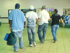 Brasileiros so algemados e detidos em aeroporto de Nassau (Bahamas)