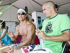 Matthew McConaughey (esq) e o campeo mundial de surfe Kelly Slater, na Austrlia