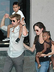 Angelina Jolie passeia com Brad Pitt e seus filhos, Maddox e Zahara