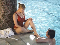 Em "Scoop - O Grande Furo", Scarlett Johansson conversa com Hugh Jackman 