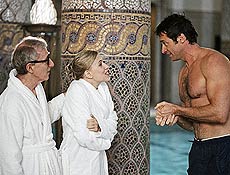 Hugh Jackman contracena com atriz Scarlett Johansson e Woody Allen; veja galeria de fotos