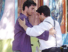 Homens dançam tango em La Boca, bairro para "turista ver", em Buenos Aires, na Argentina