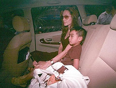 Angelina Jolie em banco de carro, na cidade de Ho Chi Minh, com seu filho adotivo Maddox