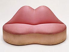 "Mae West Lips Sofa" (1938), de Salvador Dalí e Edward James, em exposição em Londres<BR><BR>