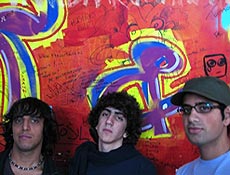 Integrantes da banda iraniana de indie rock Hypernova (da esq.): Kami, Kodi e Raam