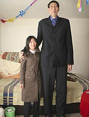 Chins Bao Xishun, o homem mais alto do mundo, e sua mulher