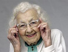 Atriz Mae Laborde, 97, posa para foto em sua casa em Santa Monica, California (EUA)