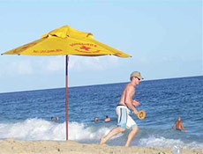 Além do frescobol na praia, freqüentadores contam com quadras para vôlei e futebol