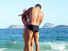 Casal hétero abraça filho em reduto gay da praia de Ipanema no último fim de semana