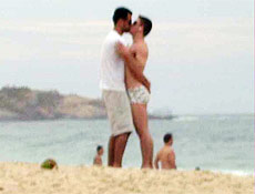 No trecho gay da praia de Ipanema, homens se beijam livremente, sem medo de censura