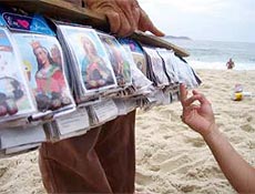 Ambulante vende santinhos na praia gay; Iemanjá, São Sebastião e São Jorge lideram