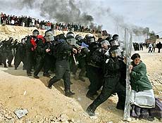 Judia briga contra oficiais de segurana em Israel, por Oded Balilty, vencedor do Pulitzer 