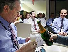 Paul Steiger (esq), do "The Wall Street Journal" comemora com champanhe prmio Pulitzer