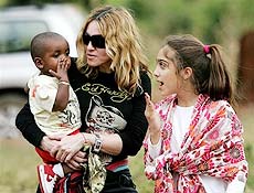 Cantora Madonna segura filho adotivo David <br>ao lado de sua filha Lourdes, no Maláui