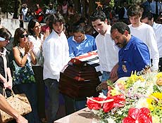 Corpo de Nair Bello foi enterrado por volta das 12h no Cemitrio do Ara, em So Paulo