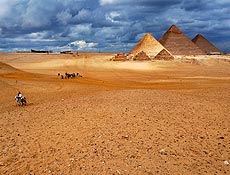 As pirâmides de Gizé (Egito) são as únicas remanescentes das antigas sete maravilhas