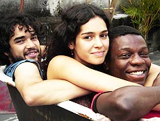 Caio Blat, Maria Flor e Alexandre Rodrigues em cena do filme "Proibido Proibir", de Jorge Durn