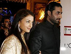 Atores de Bollywood Aishwarya Rai (esq) e Abhishek Bachchan em estria de filme "Guru"