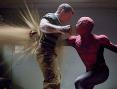 Em seu uniforme tradicional, Homem-Aranha enfrenta Homem Areia; veja imagens do filme
