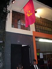 Bandeira rosa na fachada do Tirana