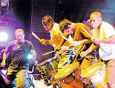 Grupo musical  um dos "braos" do AfroReggae, que nasceu em Vigrio Geral (RJ)