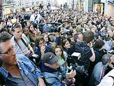 Multido se aglomera diante da loja Topshop na Oxford Circus, regio central de Londres