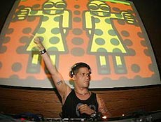 DJ Mau Mau toca, em menos de 24h, na Virada Cultural e no Skol Beats, em So Paulo