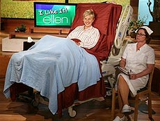 Apresentadora de talk show Ellen DeGeneres grava seu programa em cama de hospital