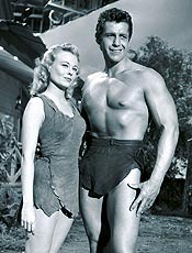 Gordon Scott posa ao lado da atriz Eve Brent, em foto de 1958
