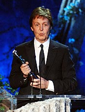 Paul McCartney recebe o prmio do Classical Brit Awards em Londres