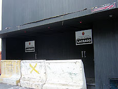 Três blocos de concreto interditam a entrada da boate Ultralounge na r. da Consolação, 3031