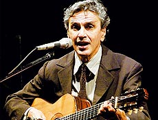 Caetano Veloso estaria desmentindo namoro com a atriz Ildi Silva, de "Paraíso Tropical"