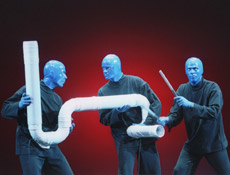 Blue Man Group leva um carrossel de fantasias e malabarismos a suas apresentaes