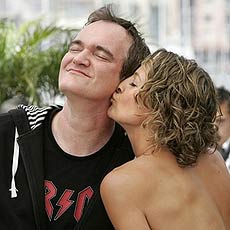 Zoe Bell, uma das atrizes do novo trabalho de Tarantino, beija o diretor no rosto em Cannes