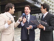 Rodrigo Scarpa ( esq.) e Wellington Muniz entrevistam Silvio Santos em Los Angeles