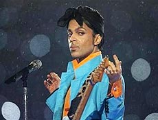 Prince durante apresentao durante intervalo do Super Bowl
