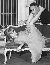 Dercy Gonalves em cena na pea "A Virgem Psicodlica" (1968)