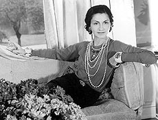 Coco Chanel destacou-se como precursora do "pretinho bsico", do conforto e da simplicidade
