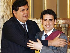 Presidente peruano cumprimenta hoje o tenor durante cerimônia de condecoração em Lima